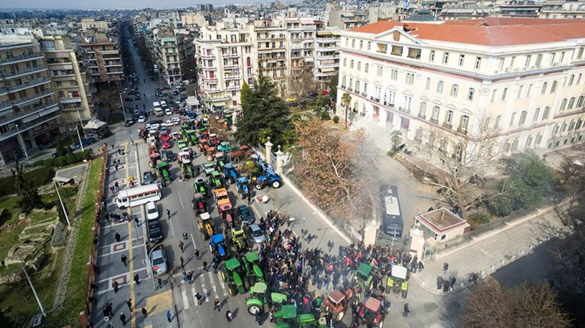 Farmers block Macedonia-Thrace Ministry in Thessaloniki (pics)