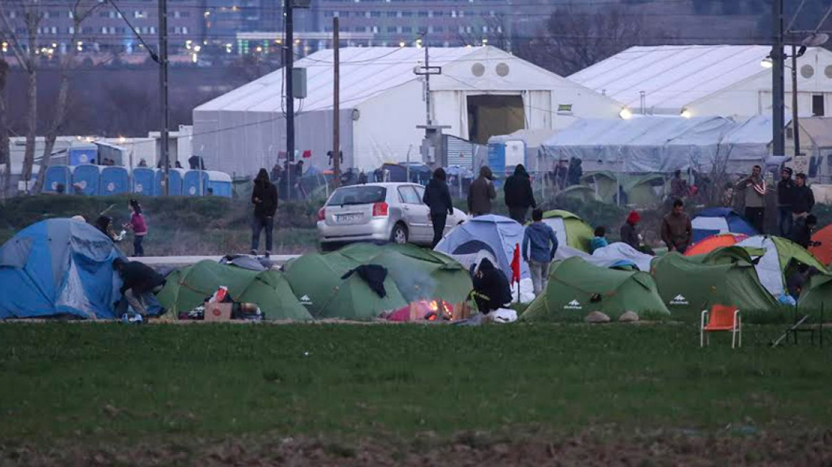 Greek army sets up tents in Athens to host refugees and immigrants