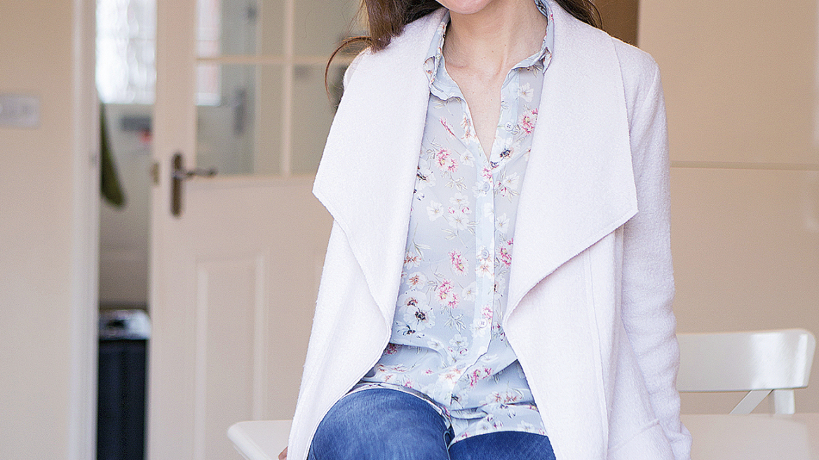 Ex-waitress earns £9,000 per week as Kate Middleton lookalike (pics)