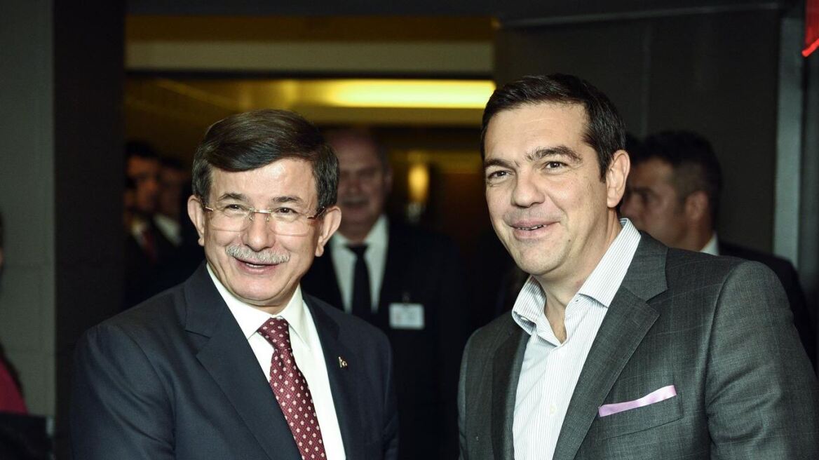 Τσίπρας: Πώς να συνεργαστούμε, όταν περνούν 1.500 πρόσφυγες τη μέρα; - Νταβούτογλου: Δεν υπάρχει λόγος να ανησυχείς