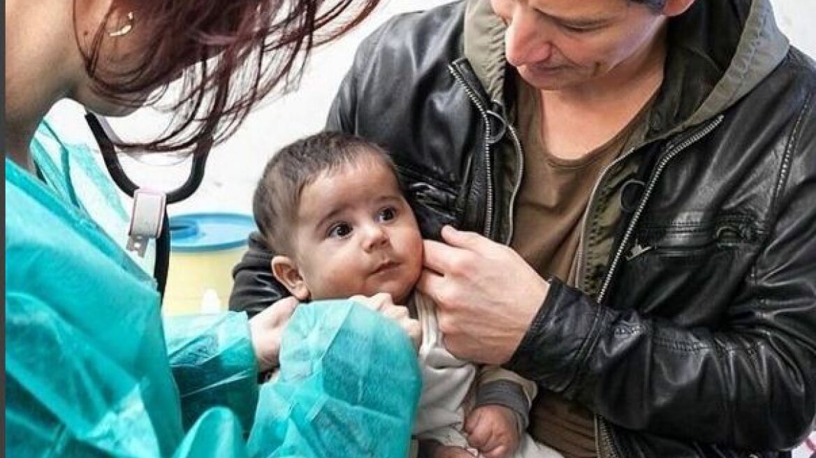 O Σάκης Ρουβάς στο πλευρό των προσφύγων