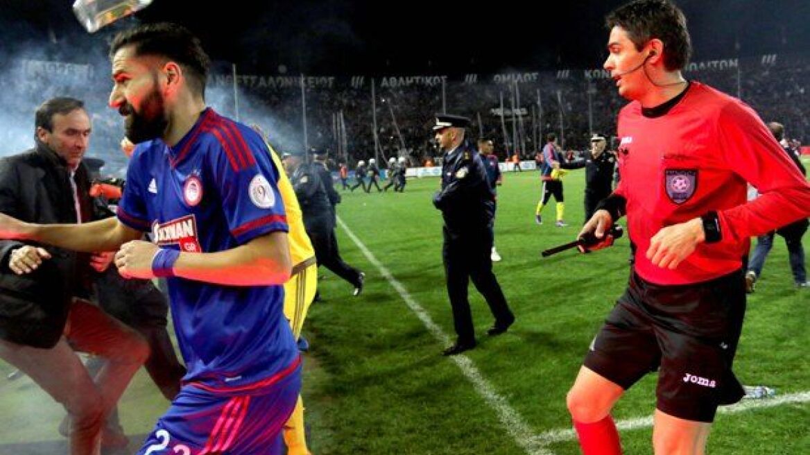 Σοκ: Γυάλινο μπουκάλι των «οπαδών» περνά ξυστά από το κεφάλι του Σιόβα