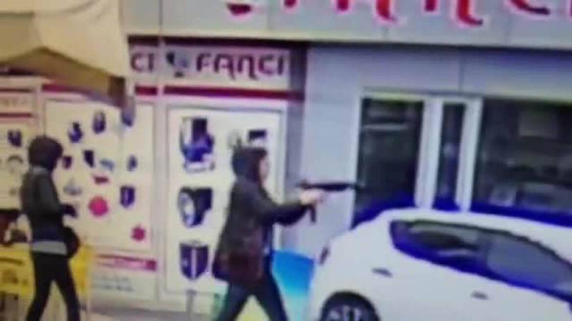 Μέλη ακροαριστερής οργάνωσης οι δύο γυναίκες που επιτέθηκαν σε αστυνομικό τμήμα της Κωνσταντινούπολης