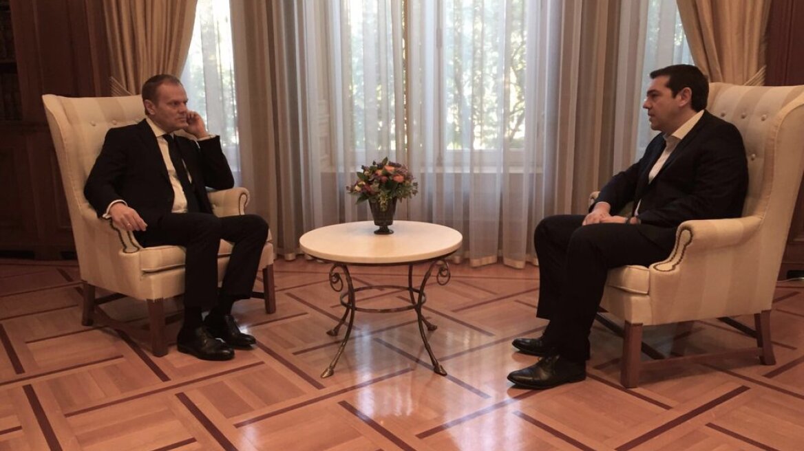 Ο Τσίπρας ομολογεί τον εγκλωβισμό των μεταναστών και ζητά ανθρωπιστική βοήθεια