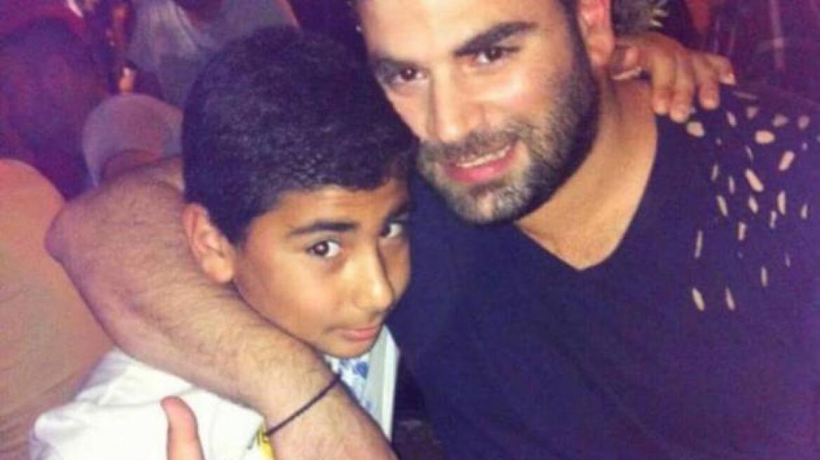 Βίντεο: Ο μικρός αδερφός του Παντελίδη παίζει με την κιθάρα του τραγούδι του αδερφού του