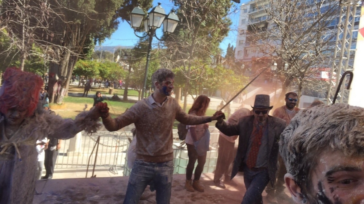 Εικόνες: Αλευρομουτζουρώθηκε στο Σύνταγμα ο Κώστας Μπακογιάννης