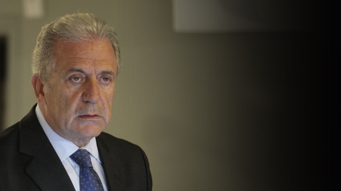 Avramopoulos: 100,000 refugees and immigrants will enter Greece until the end of March