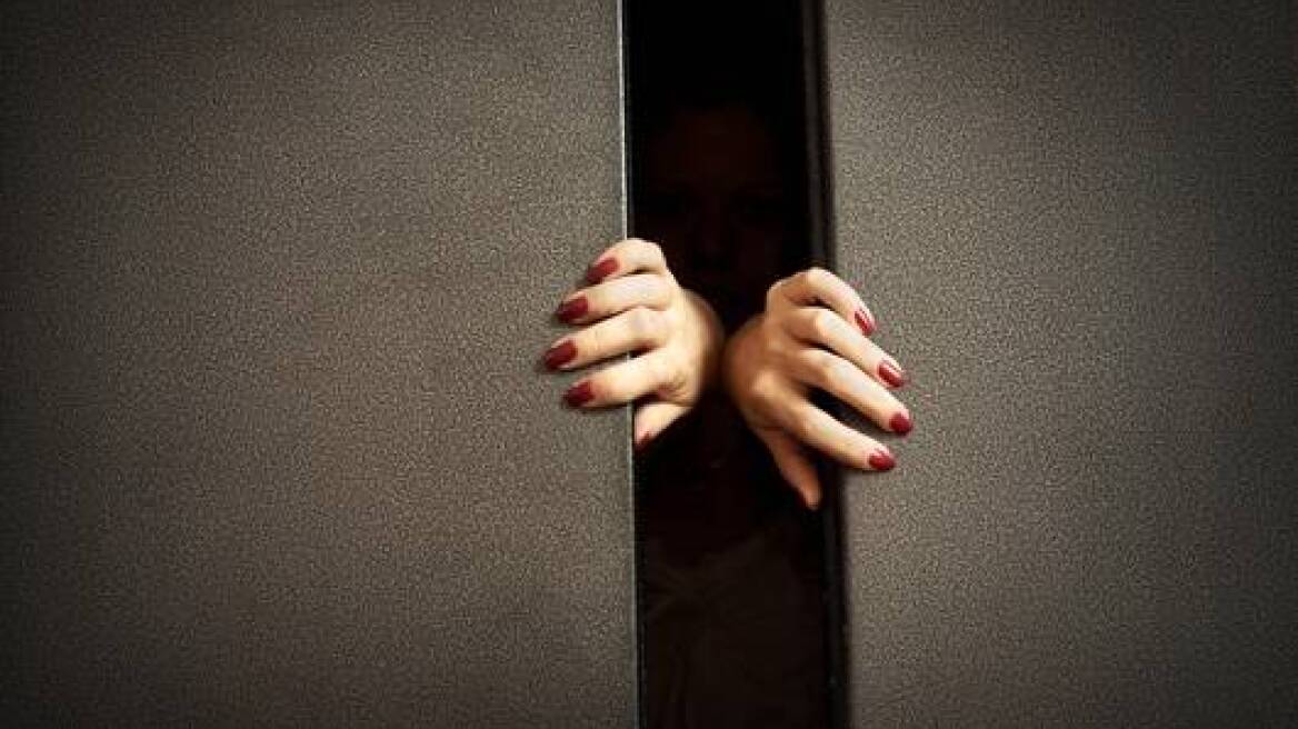 Τραγικό: Έκοψαν το ρεύμα και την άφησαν να πεθάνει στο ασανσέρ - Τη βρήκαν 30 μέρες μετά