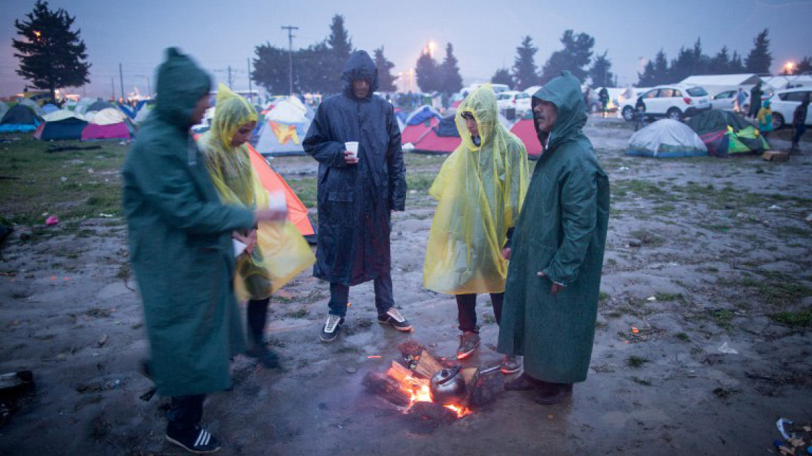 Στο έλεος της βροχής οι 13.000 εγκλωβισμένοι στην Ειδομένη