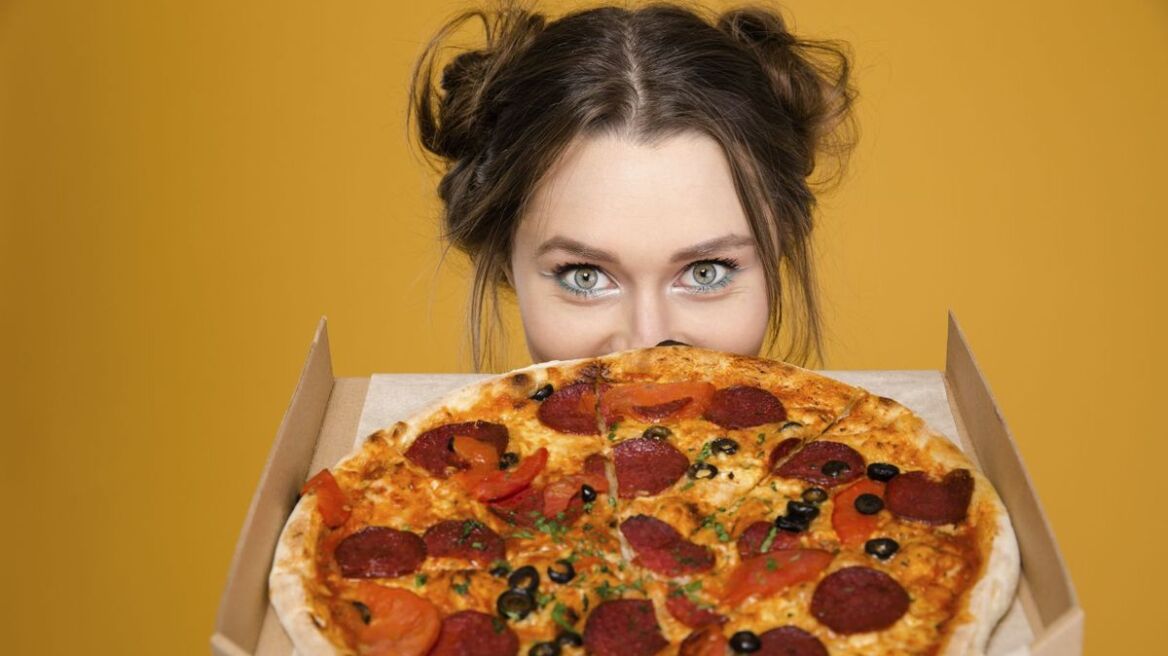 Έσπασε το δόντι της, τρώγοντας... πίτσα: Αποζημίωση 1.500 ευρώ από την αλυσίδα 