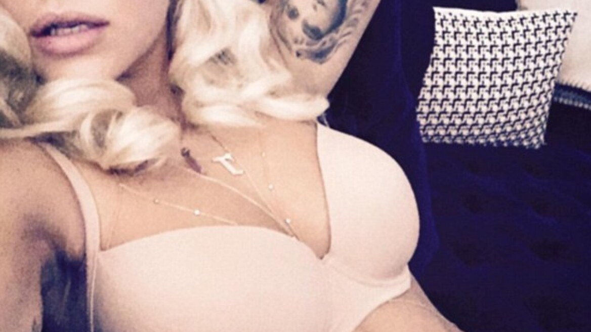 Η Ρίτα Όρα, ο καναπές και οι εντυπωσιακοί κοιλιακοί