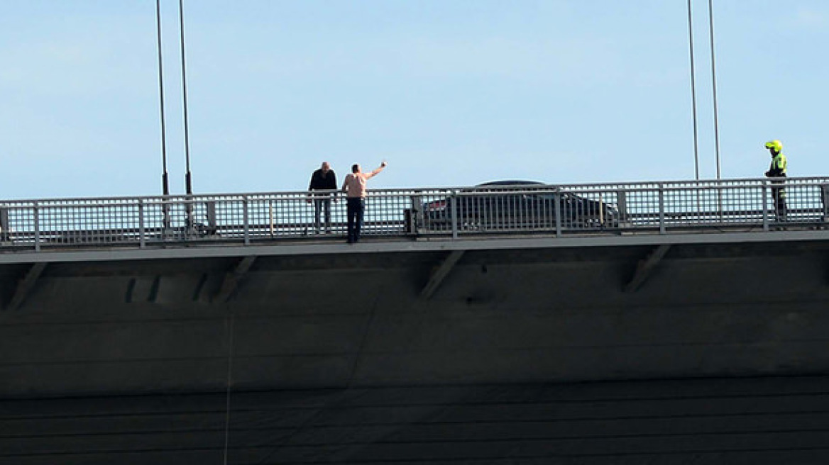 Βίντεο: Τούρκος απειλούσε να αυτοκτονήσει και δυο βιαστικές Τουρκάλες τον πίεσαν να το κάνει!