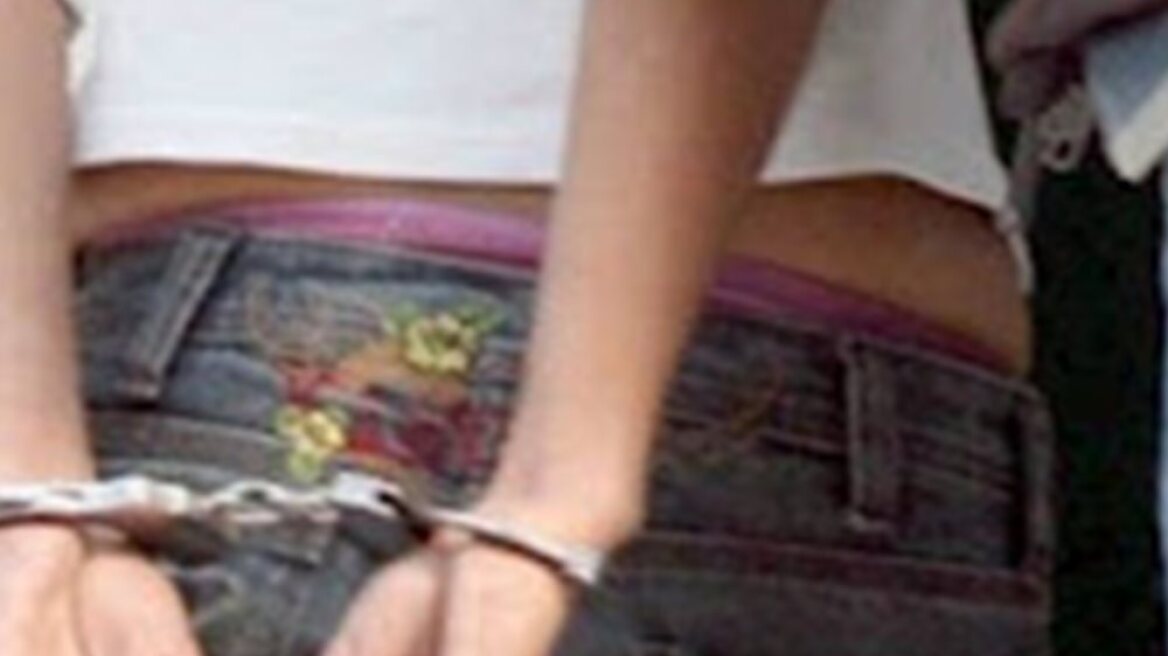 Η ανήλικη έκλεβε με «δασκάλα» τη… μητέρα της!