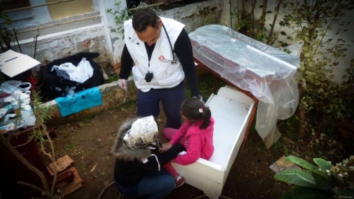 ΝΔ: Κίνδυνος για τη δημόσια υγεία από τον εγκλωβισμό χιλιάδων προσφύγων και μεταναστών στη χώρα