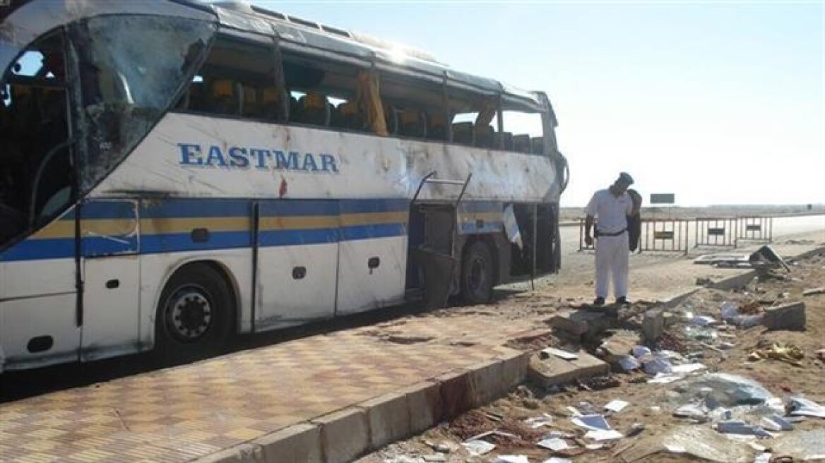 Μακελειό στην Αίγυπτο: Τουλάχιστον 18 νεκροί σε σύγκρουση φορτηγού με λεωφορείο