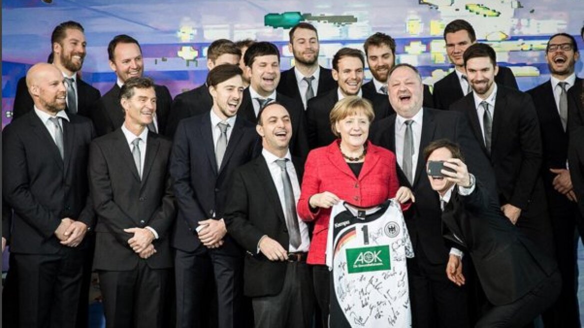 Selfie... της Μέρκελ με την Εθνική ομάδα Χάντμπολ της Γερμανίας