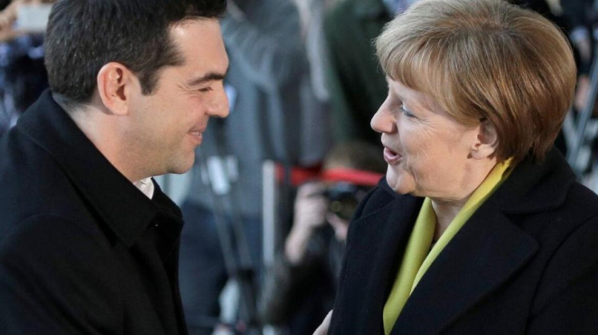 Le Figaro: Μέρκελ και Τσίπρας έγιναν τώρα σύμμαχοι για την προσφυγική κρίση