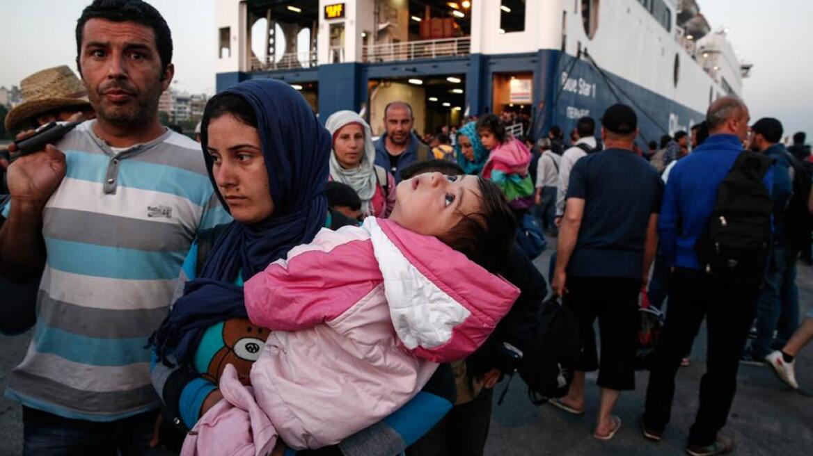 Two ferries with more than 670 refugees to reach Piraeus