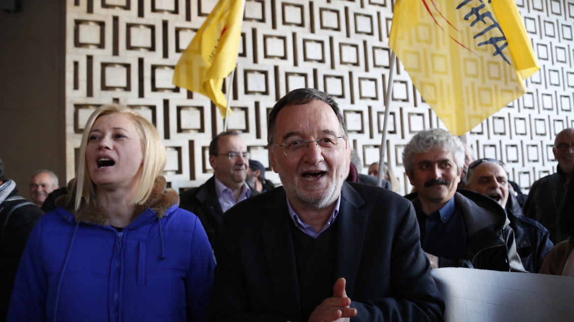 Μπλόκο από Λαφαζάνη και Στρατούλη στο Χίλτον - Από το γκαράζ μπήκε ο Τσακαλώτος
