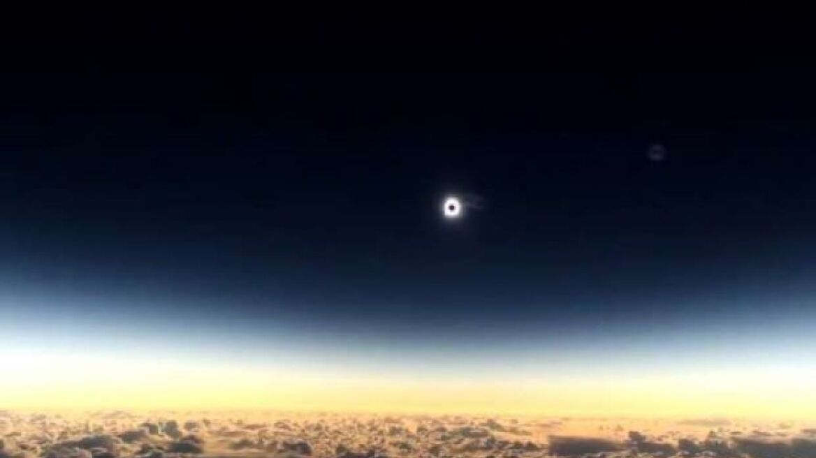 Αεροσκάφος άλλαξε πορεία για να δουν οι επιβάτες την έκλειψη ηλίου