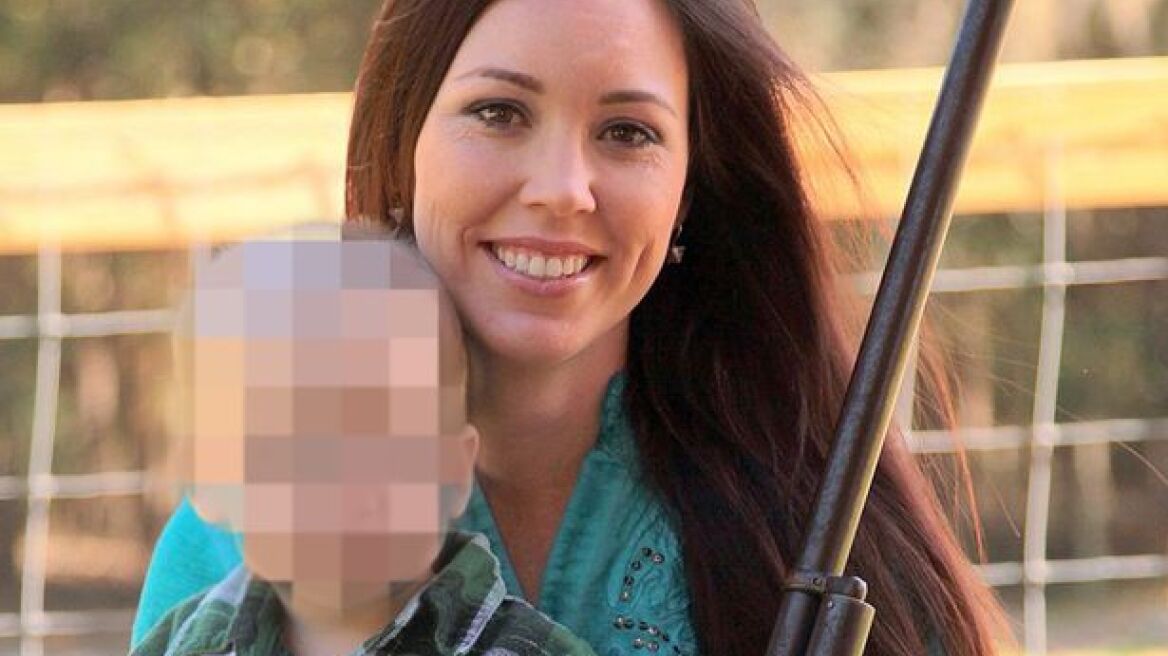 Τραγική ειρωνεία: Μητέρα προπαγάνδιζε τη χρήση των όπλων και την πυροβόλησε ο γιος της