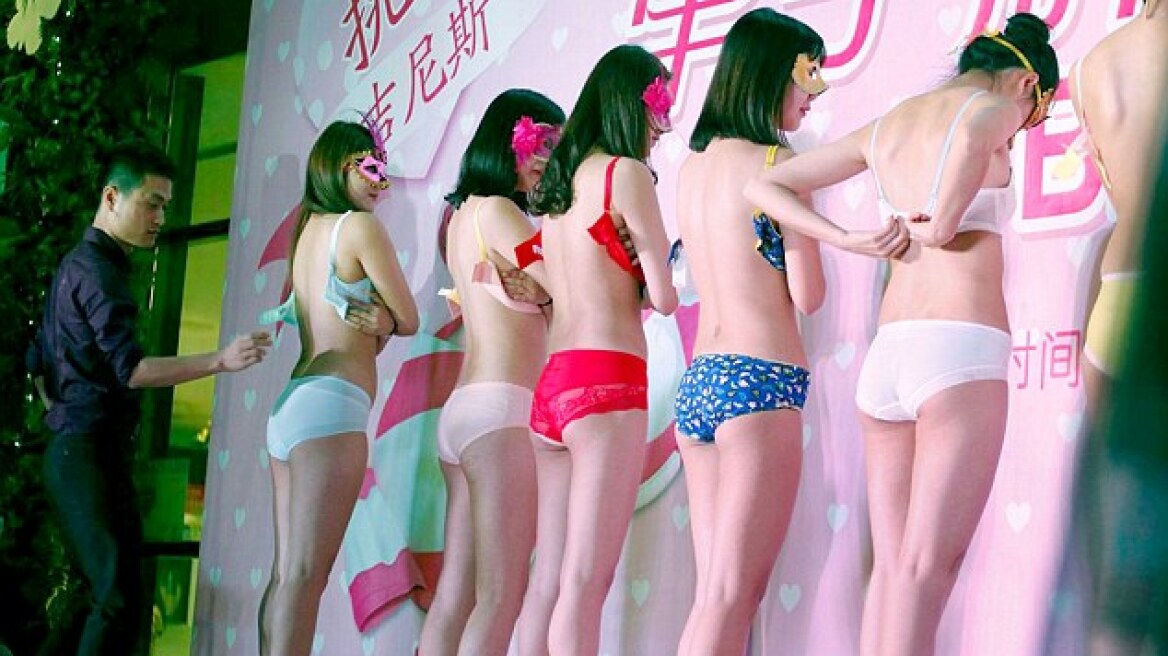 Γιόρτασαν την Ημέρα της Γυναίκας με διαγωνισμό... «ξεκουμπώματος σουτιέν»