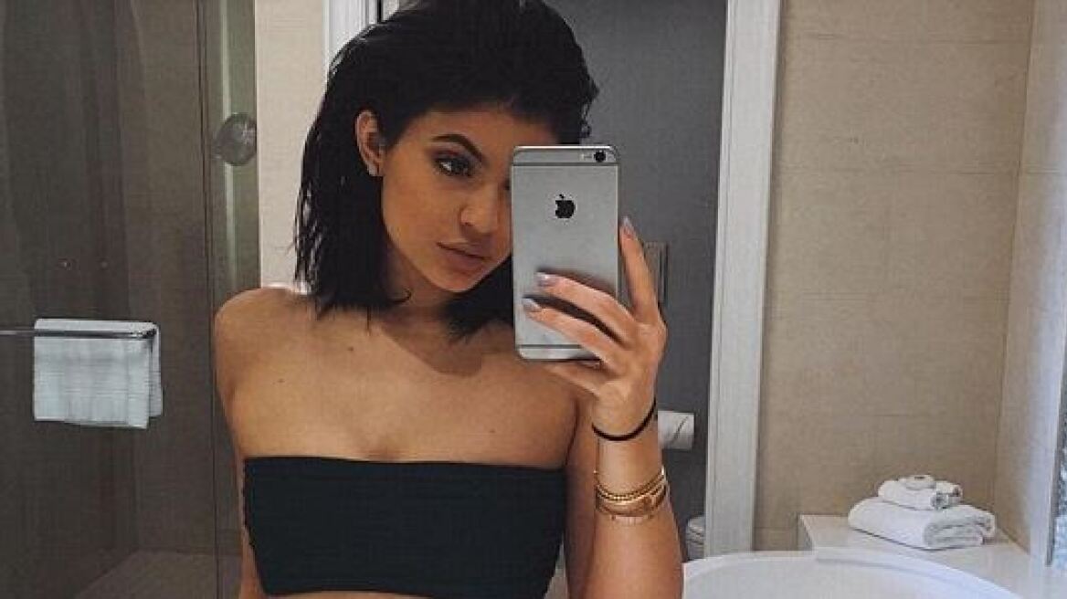 Η ημίγυμνη Kylie στηρίζει την γυμνή αδερφή της Kim 