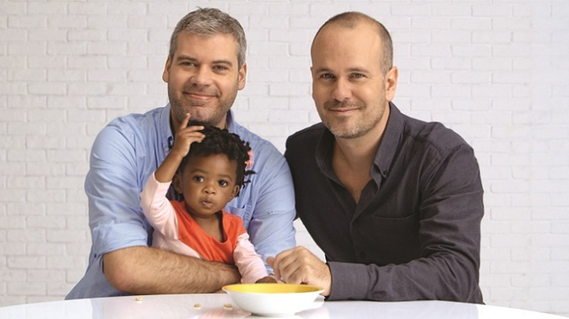 Τώρα αφήνουν «παράθυρο» και για υιοθεσίες από ομόφυλα ζευγάρια