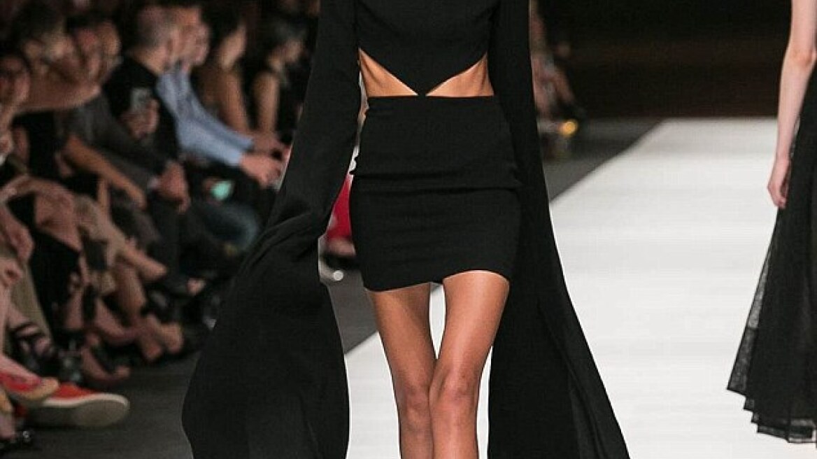 Σχεδιαστής μόδας προκαλεί με ανορεξικό μοντέλο στην πασαρέλα 