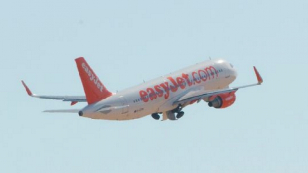 Πτήση της easyJet ακυρώθηκε όταν επιβάτης είδε πως κάποιος έχει ξεχάσει ένα γερμανικό κλειδί επάνω στο φτερό
