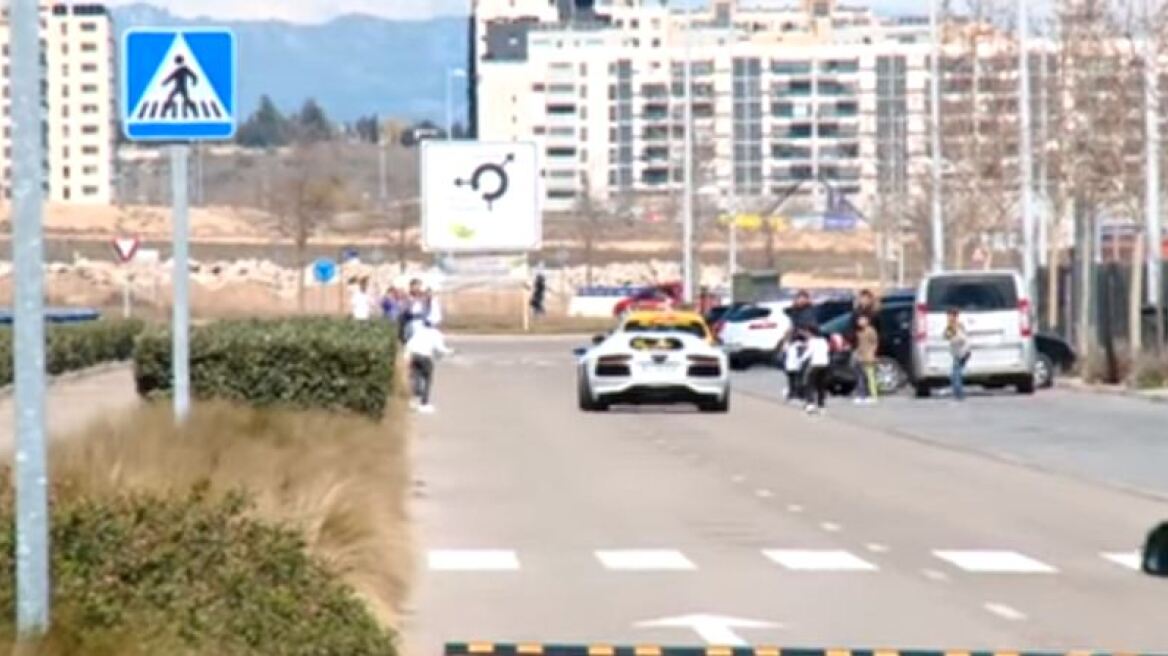 Βίντεο: Δείτε τι συμβαίνει όταν εμφανίζεται ο Κριστιάνο Ρονάλντο με τη λευκή Λαμποργκίνι του