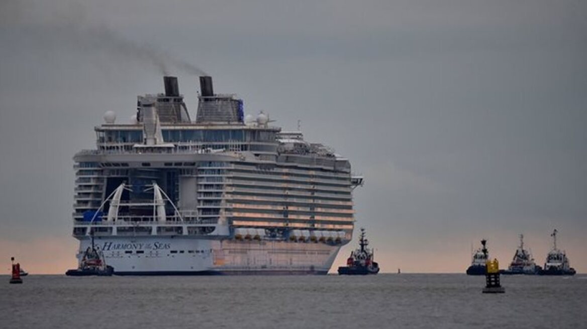 World’s largest cruise ship begins sea trials (pics)