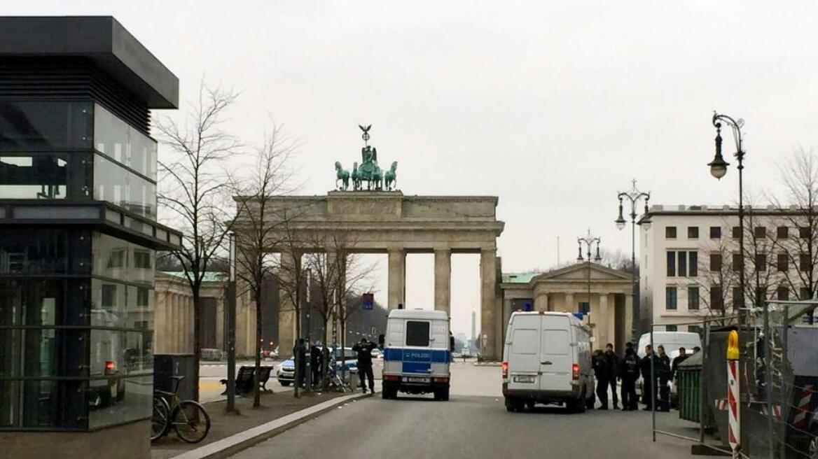 Βερολίνο: Συναγερμός για άνδρα που υποστήριζε ότι είχε βόμβα έξω από την πρεσβεία των ΗΠΑ