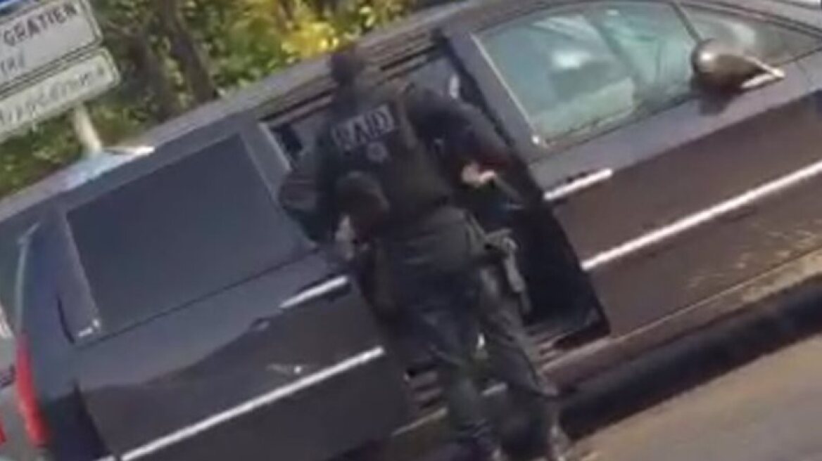 Man threatens to blow himself up in France