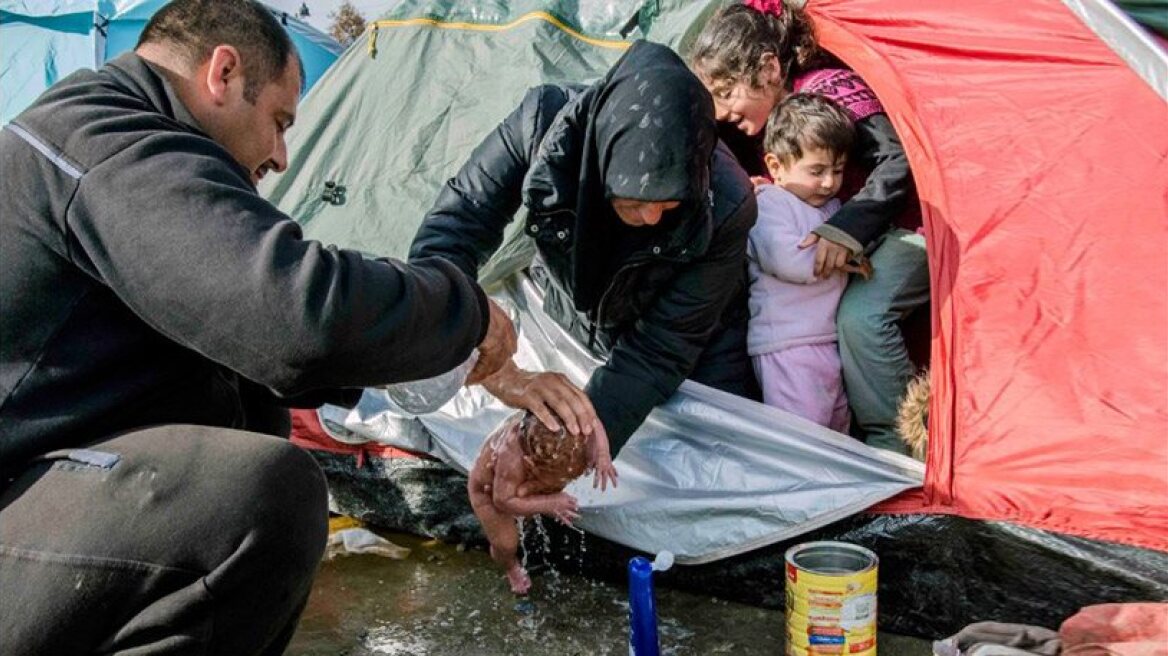 Woman gives birth to her child in muddy Idomeni
