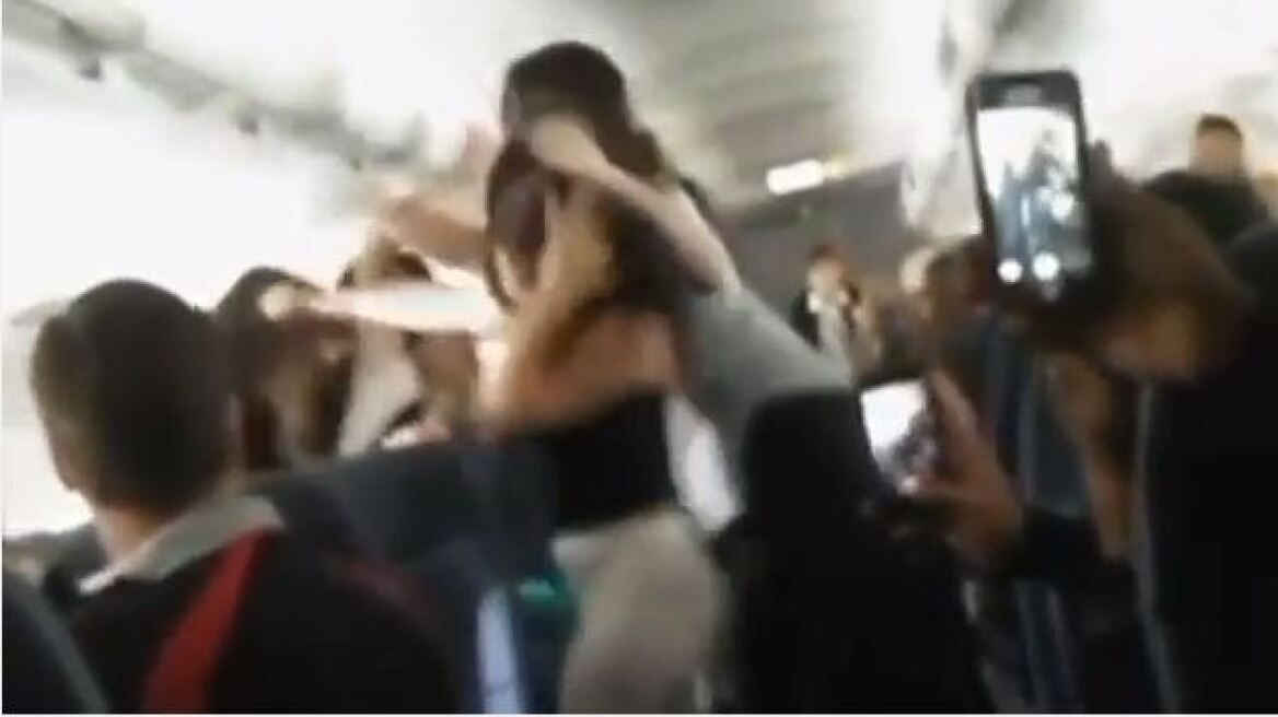 Βίντεο: Μαλλιοτραβήχτηκαν εν πτήσει με αφορμή τη μουσική