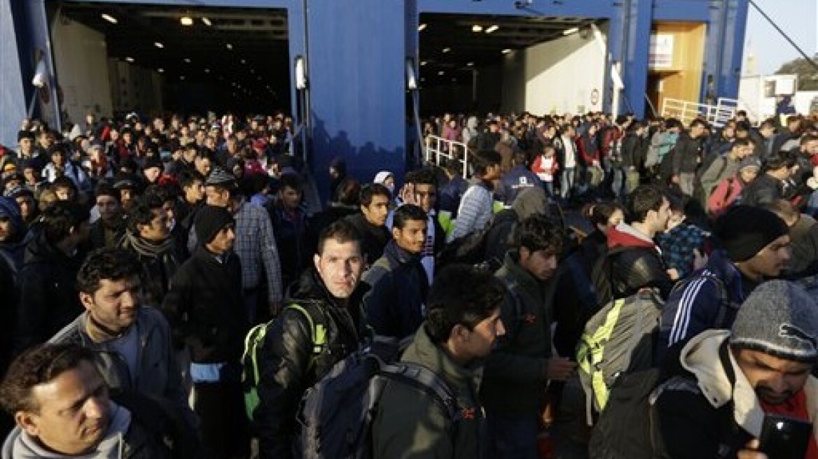 Associated Press: «Αδειάζουν» πέντε ελληνικά νησιά από πρόσφυγες πριν τη Σύνοδο