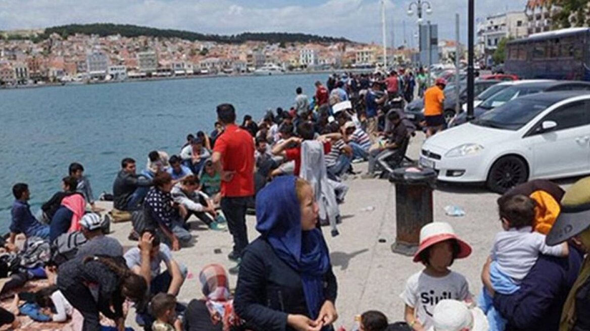 More than 7,600 refugees and immigrants are waiting on the islands Aegean