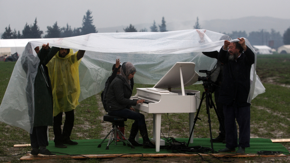 Η Τέχνη «νίκησε» τον πόλεμο: Σύρια έπαιξε πιάνο στον λασπότοπο της Ειδομένης 