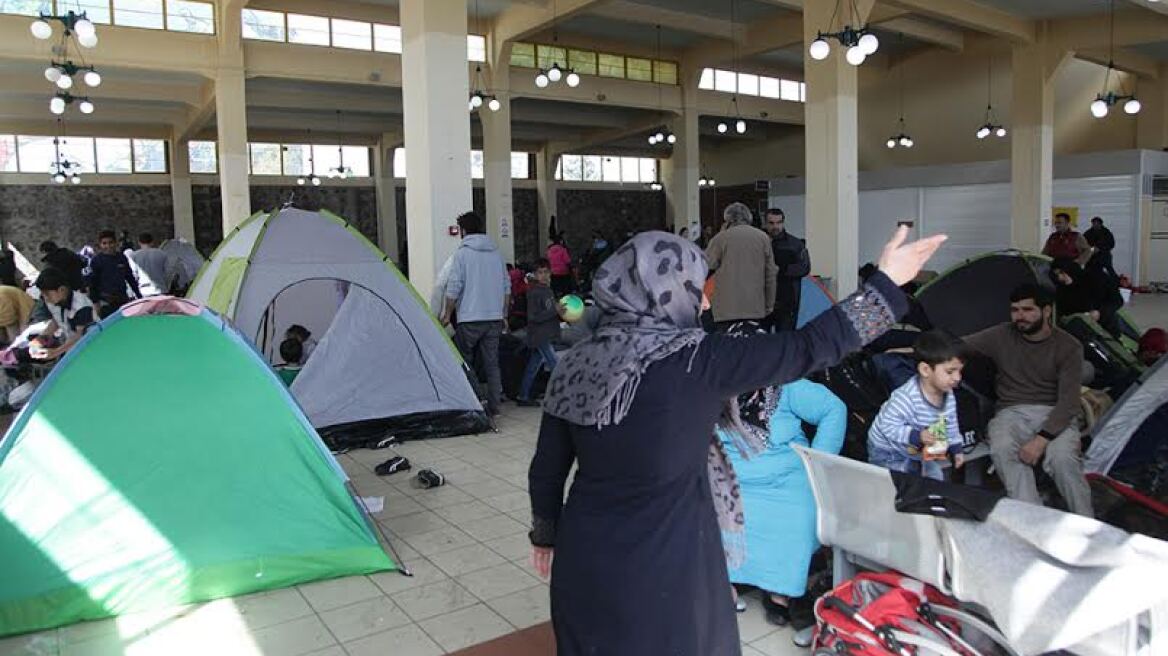 Με φόντο τους πρόσφυγες στο λιμάνι φεύγουν οι εκδρομείς για το τριήμερο 