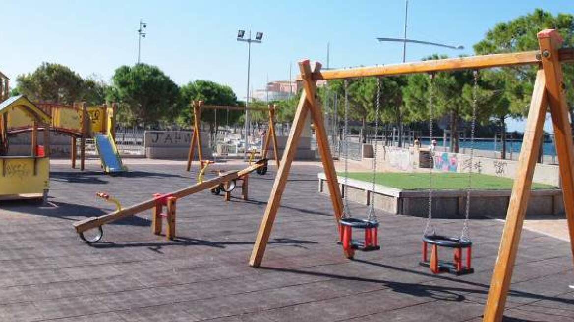 Τη νέα παιδική χαρά στην πλατεία Κανάρη εγκαινίασε ο δήμαρχος Πειραιά 