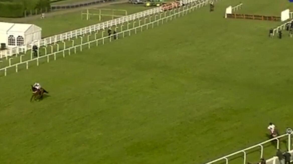 Άλογο φαβορί έστριψε λίγο πριν τον τερματισμό - Χαμός στο στοίχημα 