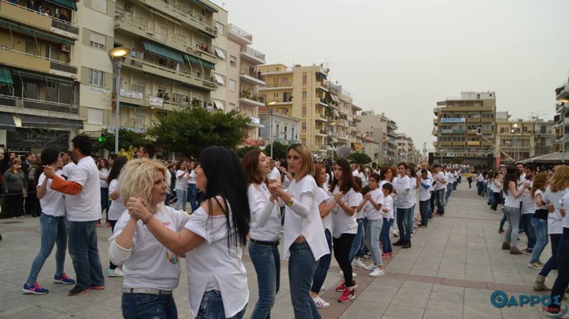 Στο ρεκόρ Γκίνες η Καλαμάτα: 740 άτομα χόρεψαν ταυτόχρονα Μπατσάτα