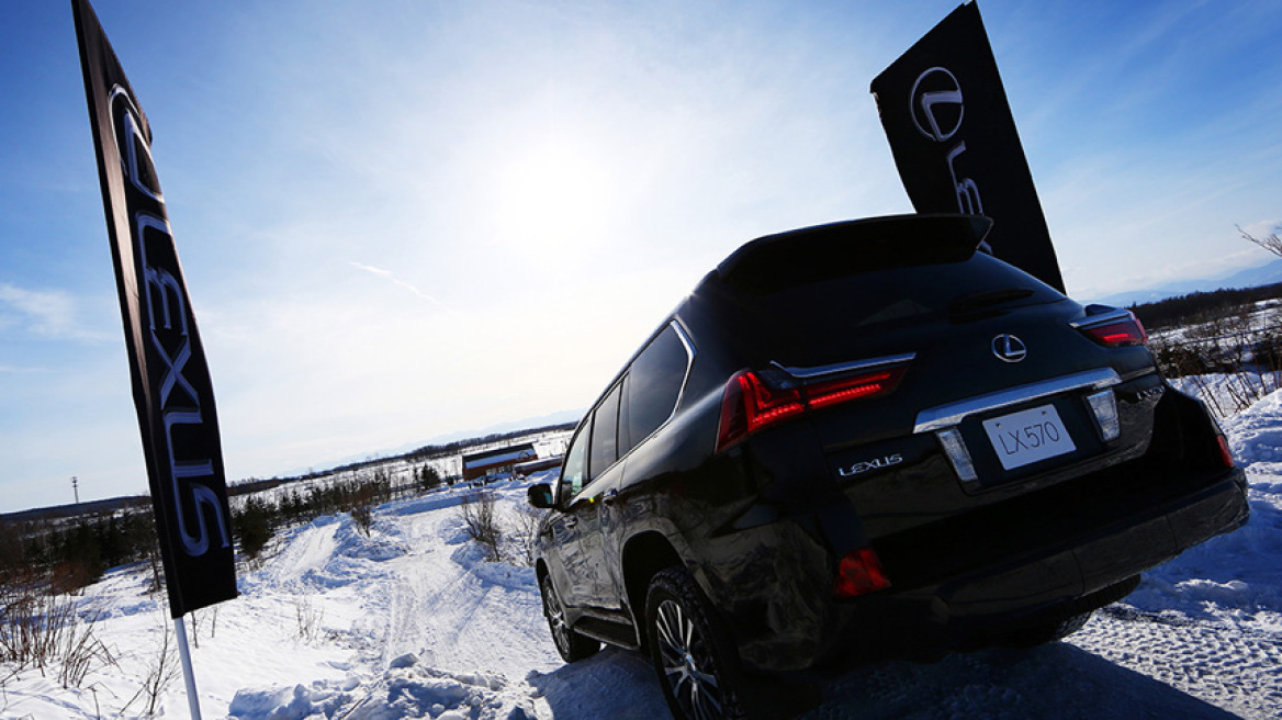 Video: Παιχνίδια στο χιόνι με τα Lexus