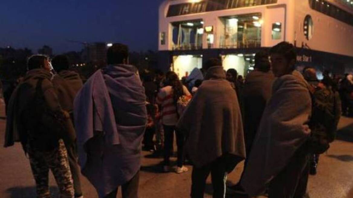 Ακόμη δύο πλοία με 312 μετανάστες  και πρόσφυγες στον Πειραιά 