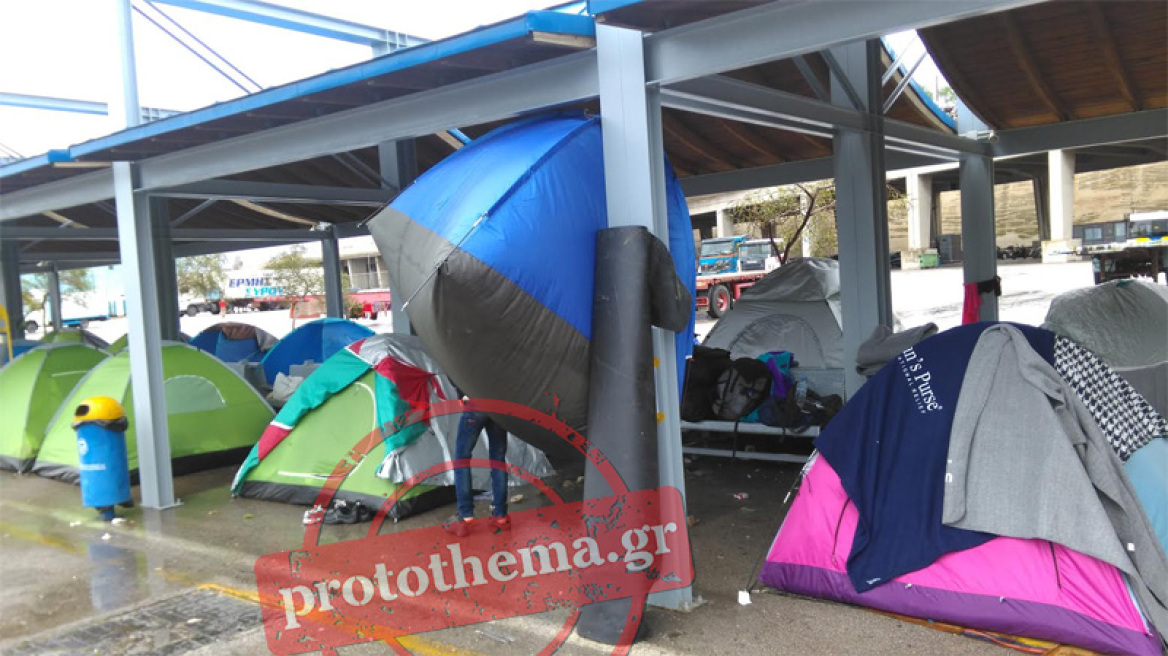 Πειραιάς: Στο έλεος της κακοκαιρίας οι πρόσφυγες - Μουσκεμένα παιδιά, «βρεγμένες» ελπίδες... 