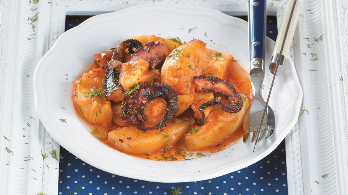 Χταπόδι στην κατσαρόλα με κρεμμύδια και πατάτες