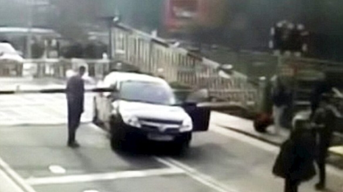 Βίντεο: Στιγμές αγωνίας για μητέρα που «εγκλωβίστηκε» σε σιδηροδρομική διάβαση με το μωρό της