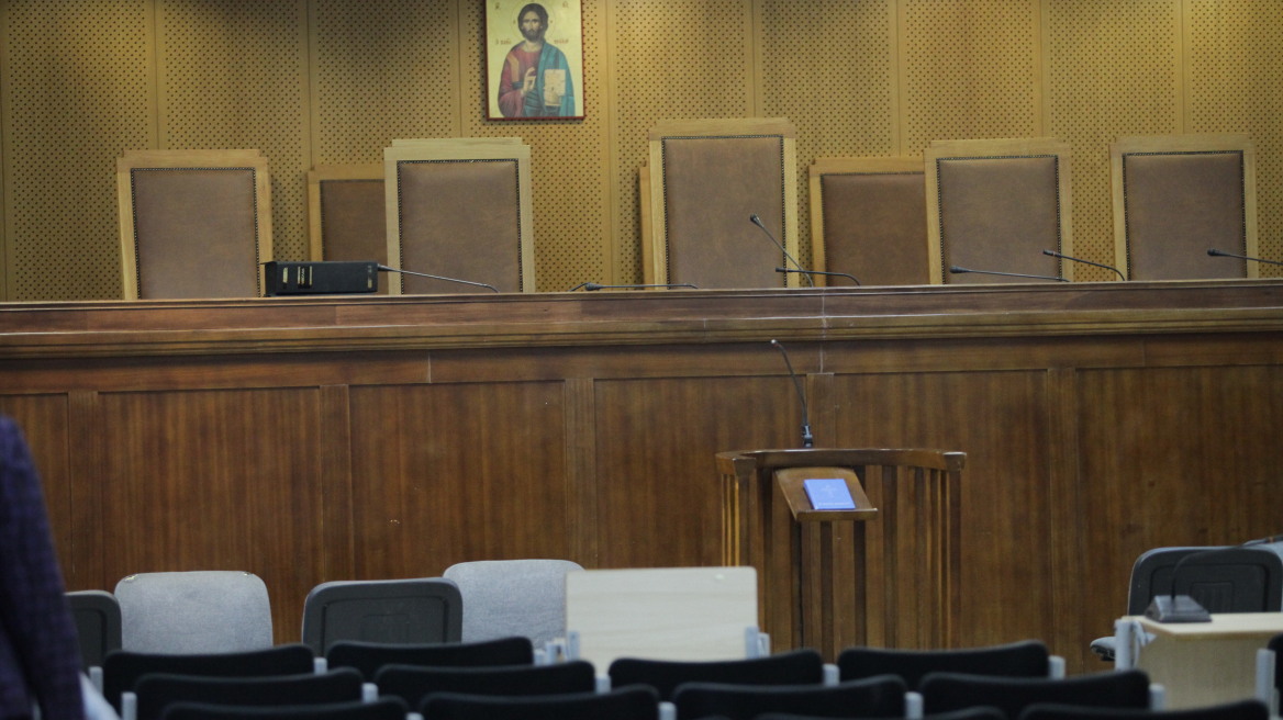 Συνεχίζουν την πανελλαδική αποχή οι δικηγόροι 