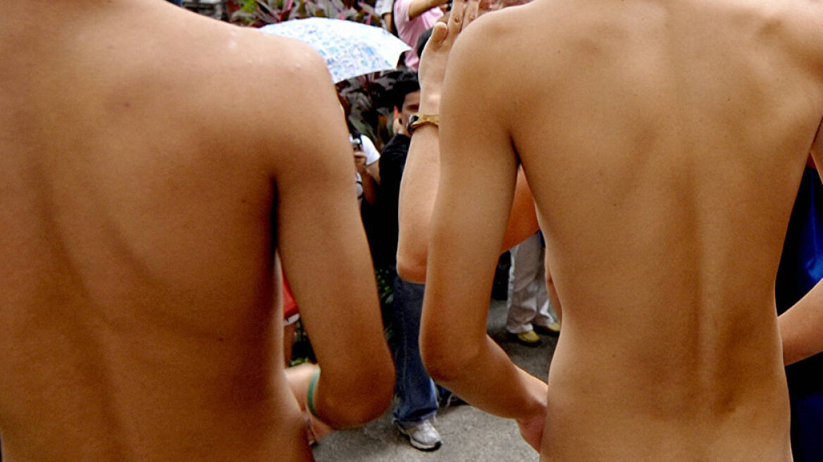 Μια εφηβική πλάκα παραλίγο να καταλήξει σε... ομαδικό αυνανισμό στο κέντρο της Πράγας